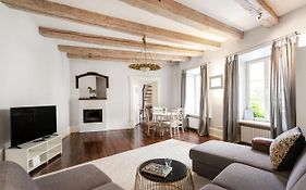 3 Bedroom Duplex Apartment Next To The Gates Of Dawn
